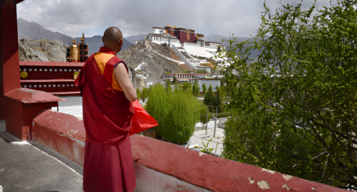 Il Dalai Lama e la sua Successione: Autonomia Tibetana contro l'Influenza Cinese